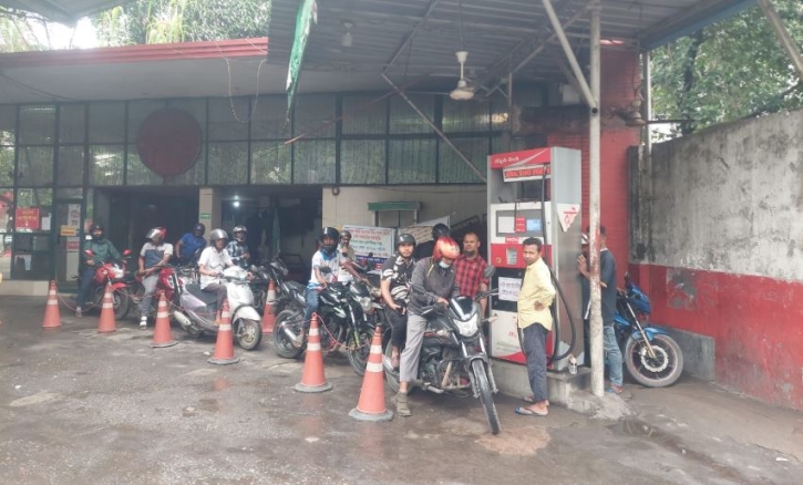 রাজধানীর ফিলিং স্টেশনগুলোতে হঠাৎ উধাও দীর্ঘ সারি