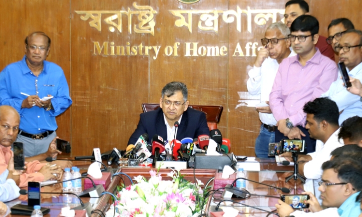 পুলিশের খাকি রঙের প্যান্টের সাথে আগের শার্টই বহাল থাকছে : স্বরাষ্
