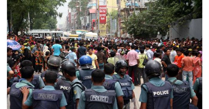 গাজীপুরে মহাসড়ক অবরোধ করে পোশাক শ্রমিকদের বিক্ষোভ