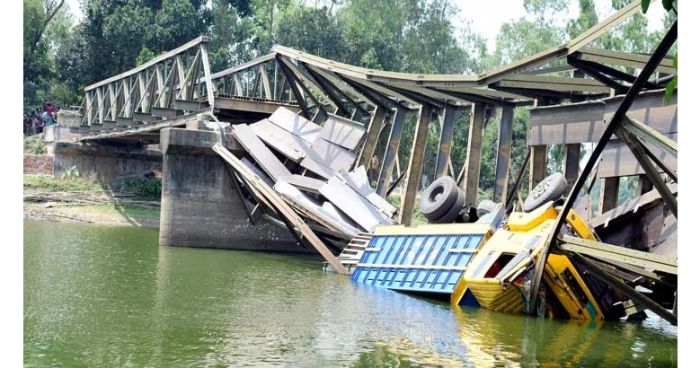 বেইলি ব্রিজ ভেঙে পাথরবোঝাই ট্রাক খালে, নিহত ৩