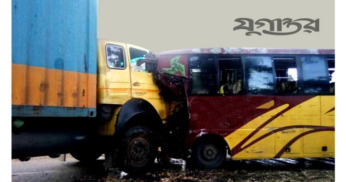 পুলিশের পিকআপে কোস্টগার্ডের ট্রাকের ধাক্কা, এসআইসহ আহত ৪