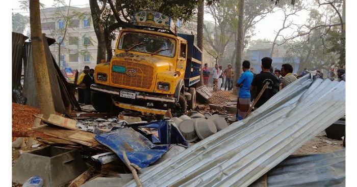 ঝিনাইদহে নিয়ন্ত্রণ হারিয়ে চায়ের দোকানে ট্রাক, আহত ৪