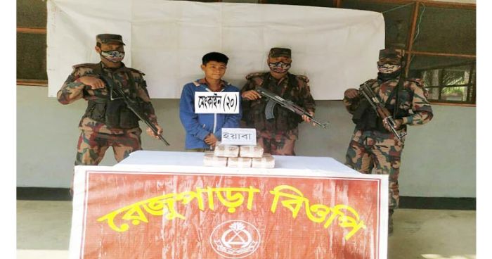 ঘুমধুম সীমান্তে ৫০ হাজার ইয়াবাসহ যুবক আটক