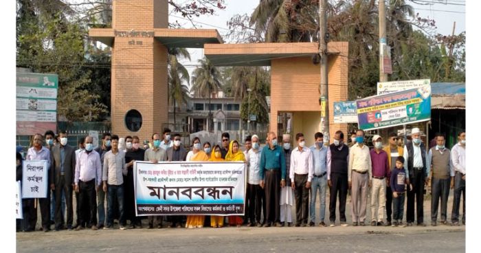 ফেনীতে প্রকৌশলীকে মারধরের প্রতিবাদে মানববন্ধন
