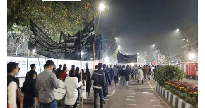 ভাষা বীরদের শ্রদ্ধা জানাতে শহিদ মিনারে ঢল