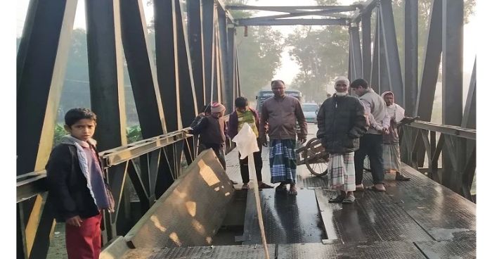 বেইলি ব্রিজের পাটাতন খুলে সড়কে যান চলাচল বন্ধ