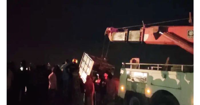 ফেরিতে উঠতে গিয়ে ট্রাক পদ্মায়, চালক নিহত