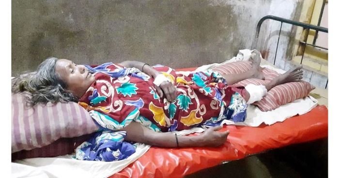 মায়ের পা ভাঙল ছেলেরা বসতবাড়ি লিখে না দেওয়ায়