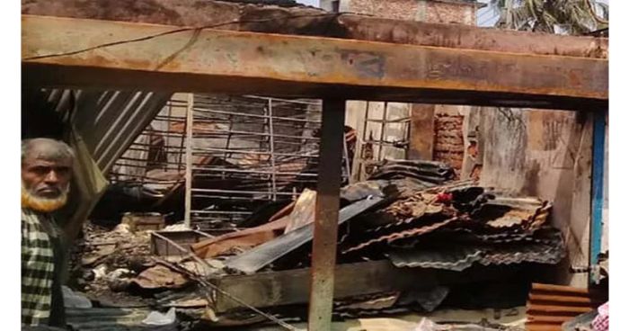 ফেনীতে বক্সমাহুমুদ বাজারে ১৯ দোকান পুড়ে ছাই, দগ্ধ ৫