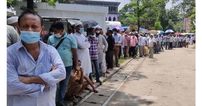 টিকা নিতে আসা মানুষের দুর্ভোগ