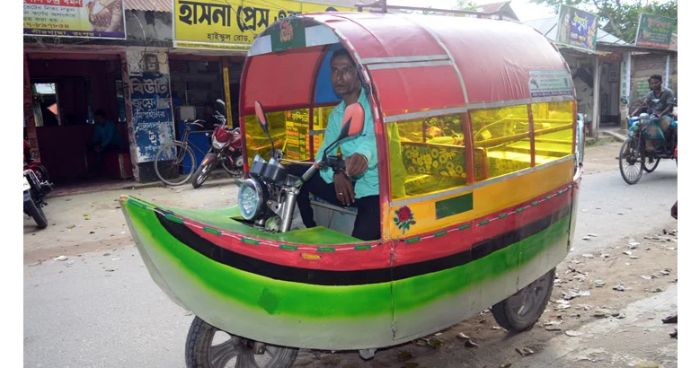 প্রধানমন্ত্রীকে উপহার দিতে নৌকাগাড়ি বানালেন রংপুরের রবিউল
