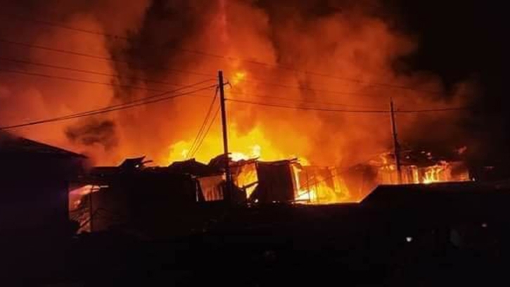 তাড়াইল বাজারে আগুনে পুড়ে ছাই ৩০ দোকান-ঘর