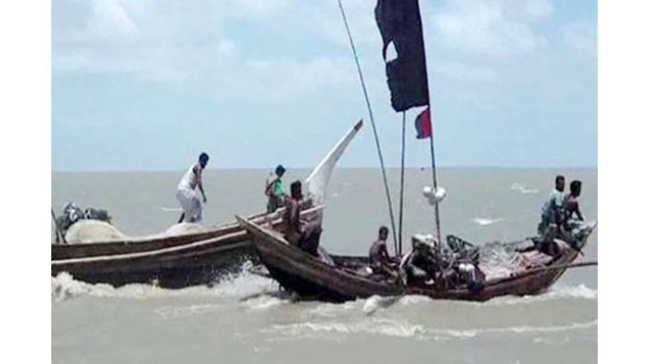 মেঘনা নদীতে ইলিশ শিকারের সময় ট্রলারে বজ্রপাতে ৩ জেলে আহত
