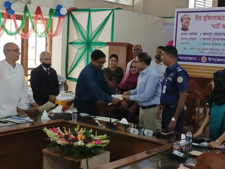 পিরোজপুরে বীর মুক্তিযোদ্ধাদের মাঝে স্মার্ট আইডি কার্ড বিতরণ