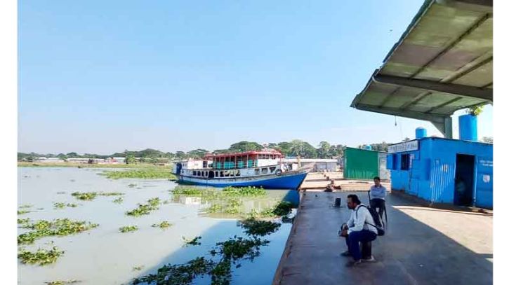 আজও চলছে লঞ্চ ধর্মঘট, দুর্ভোগে যাত্রীরা