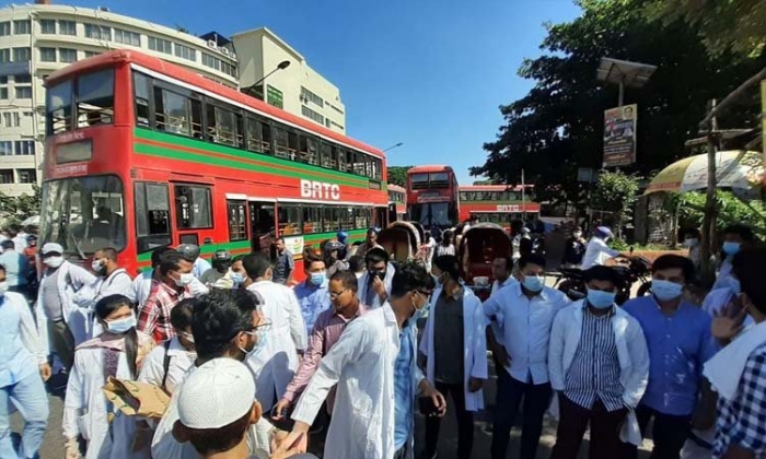 মেডিকেল ও ডেন্টাল শিক্ষার্থীদের শাহবাগে  বিক্ষোভ