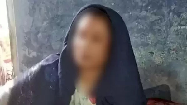 অর্থ আত্মসাতের অভিযোগে কুয়েট কর্মকর্তার স্ত্রী জনতার হাতে আটক