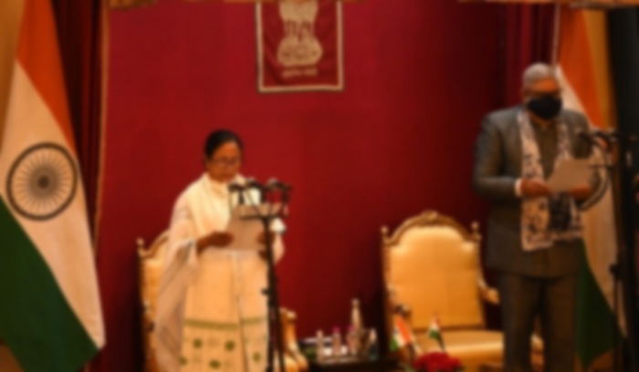মুখ্যমন্ত্রী হিসেবে টানা তৃতীয়বারের মতো শপথ নিলেন মমতা