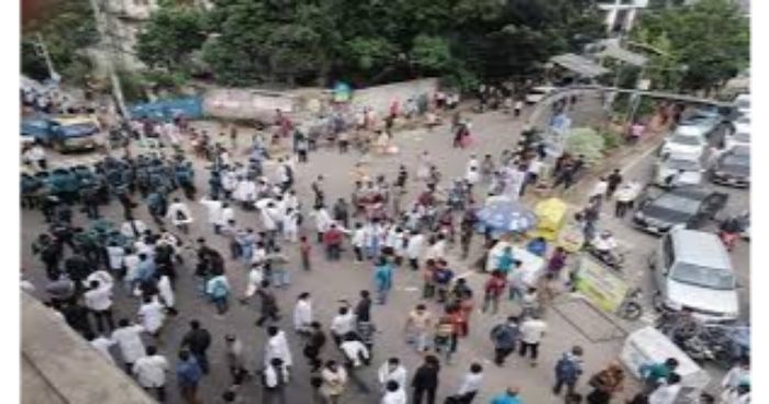 মহাখালীতে চার দফা দাবিতে মেডিকেল শিক্ষার্থীদের অবরোধ