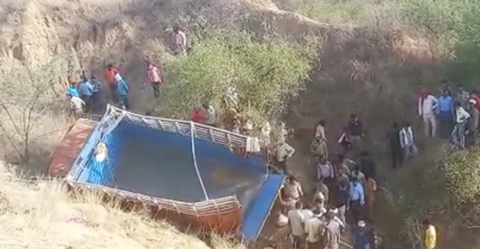 ভারতে যাত্রীবোঝাই লরি খাদে পড়ে ১০ জনের মৃত্যু