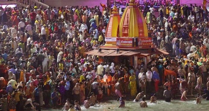 ভারতে ভয়াবহ করোনার মাঝেই কুম্ভমেলার শাহী স্নানে হাজার মানুষের ঢল