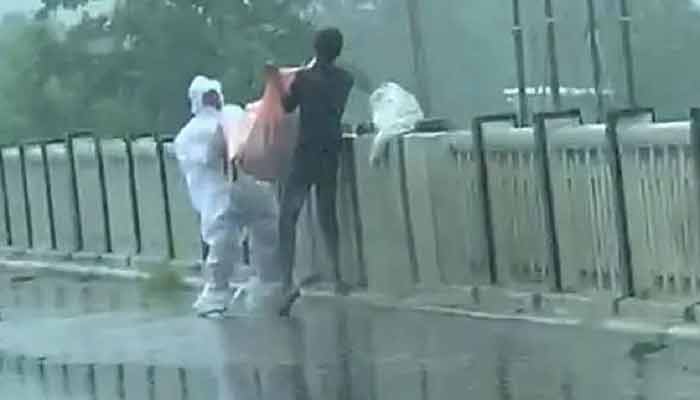 ভারতে করোনায় মৃতদের মরদেহ ফেলা হচ্ছে নদীতে