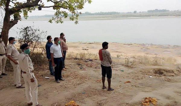 ভারতের গঙ্গা নদীতে ভেসে আসছে একের পর এক মরদেহ
