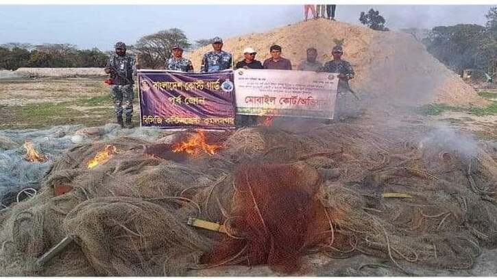 লক্ষ্মীপুরের মেঘনা নদীতে কারেন্ট জাল ব্যবহার, ২৬ জেলের জরিমানা