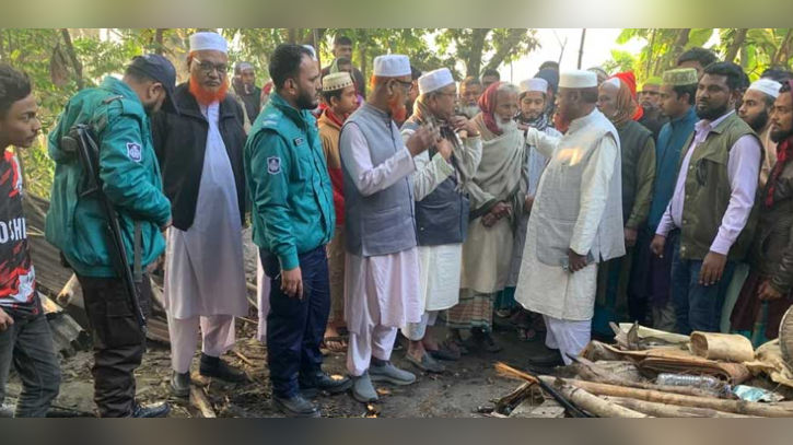 খুলনা-৫: জামায়াত নেতার বাড়িতে আগুন, অভিযোগ বিএনপির বিরুদ্ধে