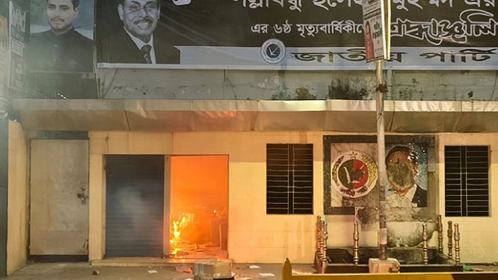 কাকরাইলে জাতীয় পার্টির কেন্দ্রীয় কার্যালয়ে ভাঙচুর ও অগ্নিসংযোগ
