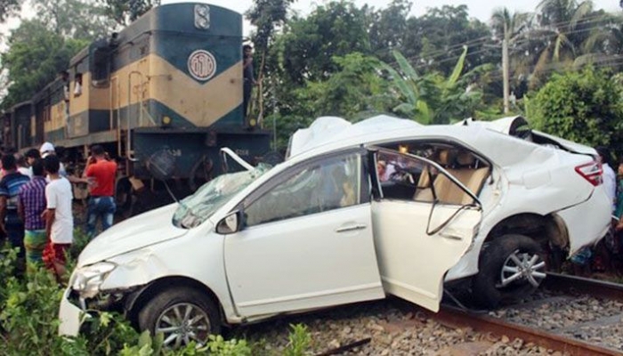 ট্রেনের ধাক্কায় শিশুসহ প্রাইভেটকারের ৪ যাত্রী নিহত