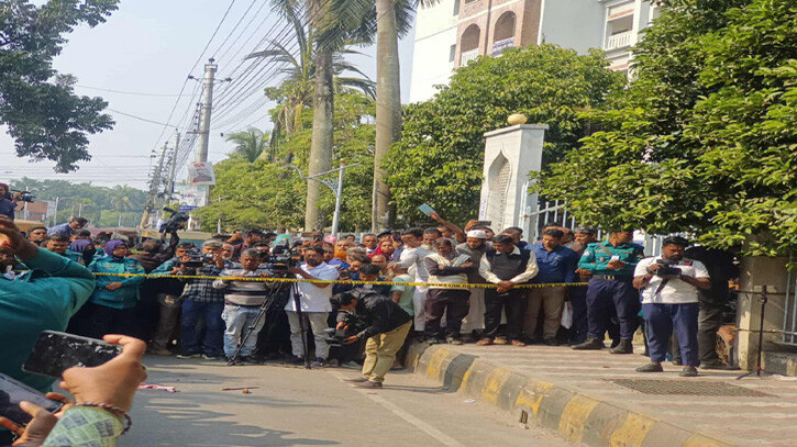 খুলনায় আদালত এলাকায় গুলি করে ও কুপিয়ে দুজনকে হত্যা