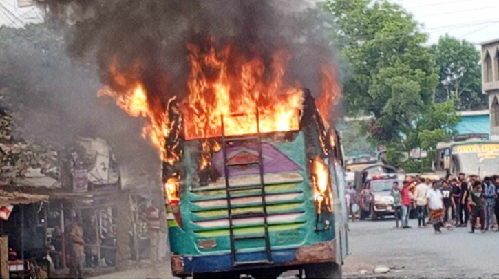 যশোরে বাসচাপায় বাবা-মেয়ে নিহত, আহত ৩