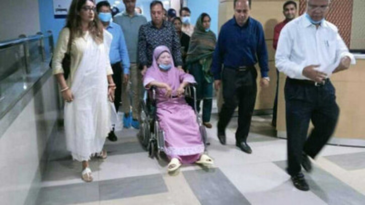 খালেদা জিয়াকে হাসপাতালে দেখতে গেলেন রিজভী