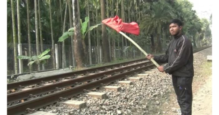 মায়ের নির্দেশে ট্রেন থামাল কিশোর সাজিদ, বাঁচল শতশত যাত্রীর প্রাণ