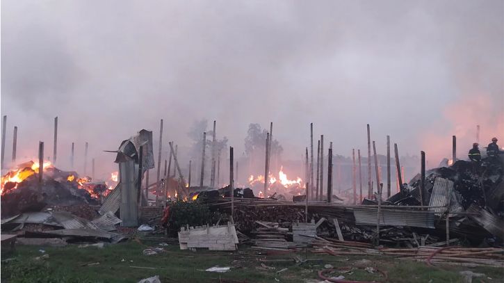 গাজীপুরের ঝুট গুদামের আগুন ৬ ঘণ্টা পর নিয়ন্ত্রণে