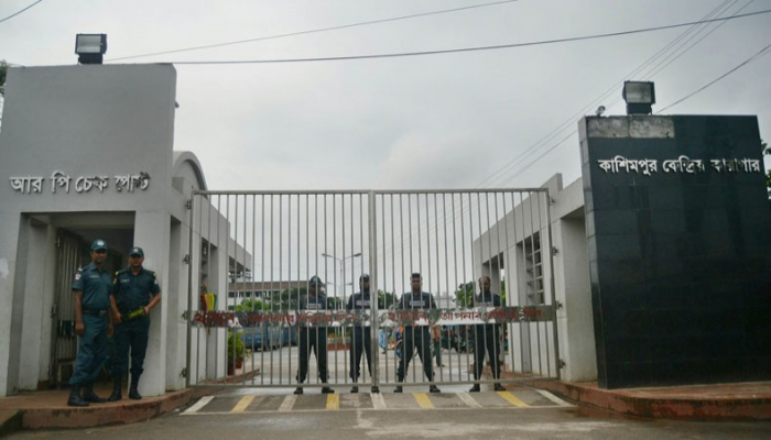 কারাগার থেকে কয়েদি পলায়নে ৬ কারারক্ষী বরখাস্ত