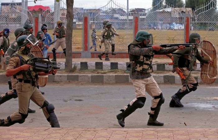 ভারতের জম্মু কাশ্মীরে নিরাপত্তা বাহিনীর সঙ্গে বিদ্রোহীদের সংঘর্ষ