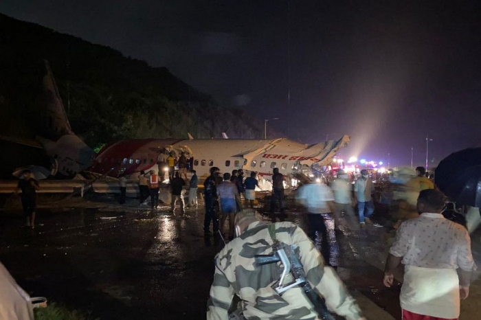 ভারতের কেরালার কোঝিকোড় বিমানবন্দরে ভয়াবহ দুর্ঘটনা