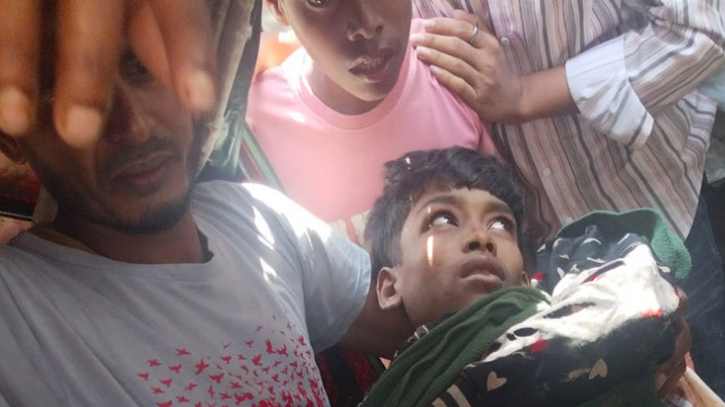 মিয়ানমার থেকে ছোঁড়া গুলিতে টেকনাফে ২ কিশোর আহত