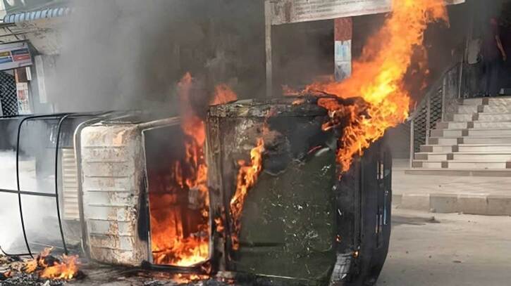 কচুক্ষেতে সেনা ও পুলিশের গাড়িতে পোশাক শ্রমিকদের আগুন