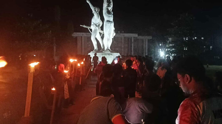 কুয়েটে উপাচার্যের পদত্যাগ দাবিতে শিক্ষার্থীদের মশাল মিছিল