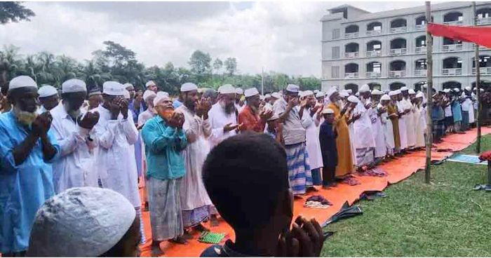 লক্ষ্মীপুরে বৃষ্টির আশায় নামাজ পড়ছেন মুসল্লিরা
