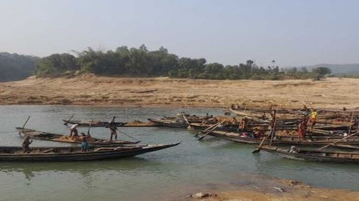 লোভীদের চোখ এবার লালাখালে