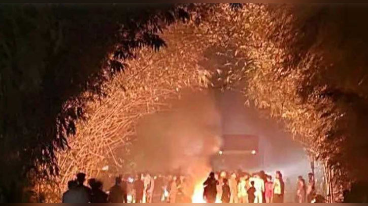 রিকশা চুরি: লক্ষ্মীপুরে পুলিশ-এলাকাবাসী সংঘর্ষ, সড়ক অবরোধ