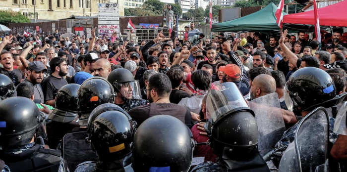 লেবাননের রাজধানী বৈরুতের সড়ক বিক্ষোভে উত্তপ্ত