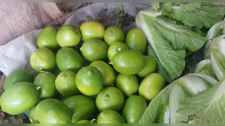 হঠাৎ চড়া লেবুর বাজার