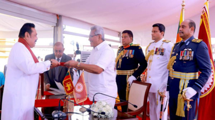 চতুর্থবারের মতো প্রধানমন্ত্রী হিসেবে শপথ গ্রহণ করেছেন মাহিন্দা