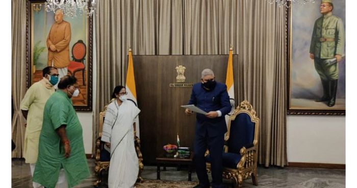 তৃতীয়বারের মতো পশ্চিমবঙ্গ রাজ্যের মুখ্যমন্ত্রী শপথ নিচ্ছেন মমতা
