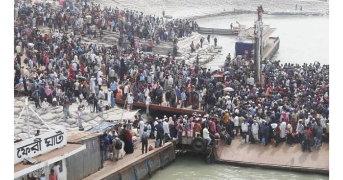 মুন্সীগঞ্জের শিমুলিয়া ঘাটে বাড়ি ফেরা মানুষের ঢল